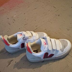 Boys red white tan veja